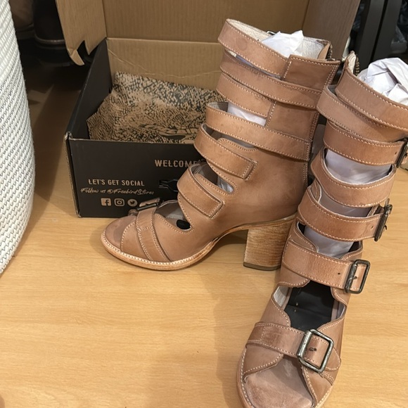 Brand new free birds never worn cones in original box - Picture 2 of 4